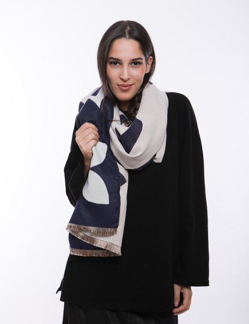 Cette image contient Écharpe bicolore motif fleurs chez Joliesse. à 64,99 TND en Tunisie. L'hexa de l'arrière plan est #E7E7E7