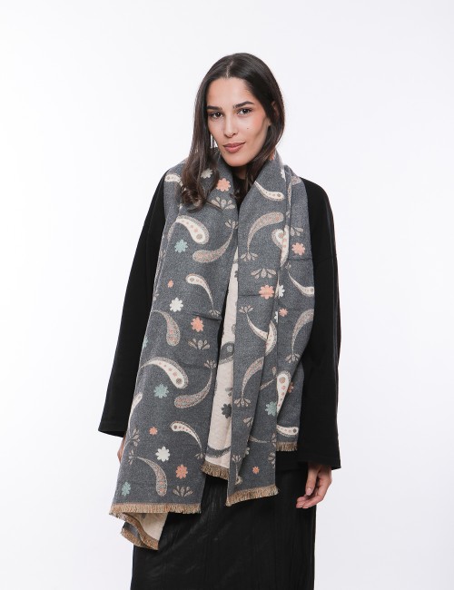 Cette image contient Écharpe en laine imprimé chez Joliesse. à 0,00 TND en Tunisie. L'hexa de l'arrière plan est #E7E7E7