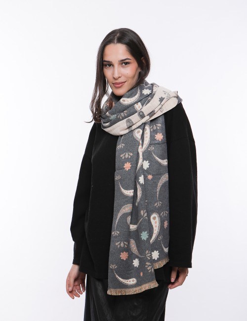 Cette image contient Écharpe en laine imprimé chez Joliesse. à 0,00 TND en Tunisie. L'hexa de l'arrière plan est #E7E7E7