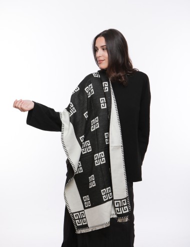 Cette image contient Écharpe Fendi chez Joliesse. à 64,99 TND en Tunisie. L'hexa de l'arrière plan est #E7E7E7