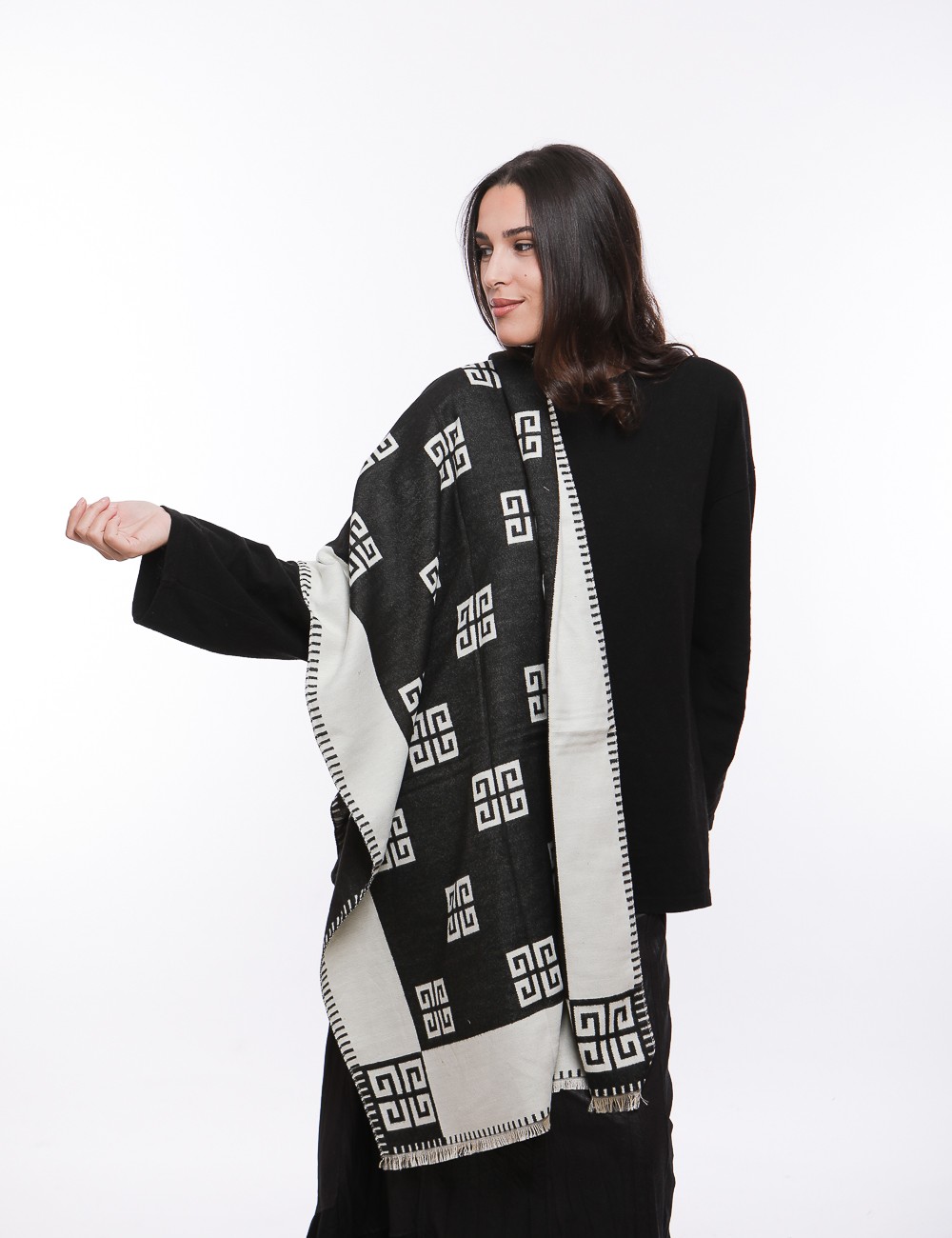 Cette image contient Écharpe Fendi chez Joliesse. à 64,99 TND en Tunisie. L'hexa de l'arrière plan est #E7E7E7