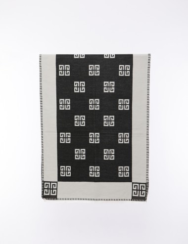 Cette image contient Écharpe Fendi chez Joliesse. à 64,99 TND en Tunisie. L'hexa de l'arrière plan est #E7E7E7