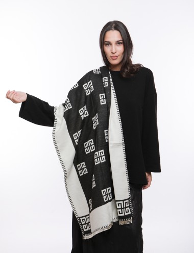 Cette image contient Écharpe Fendi chez Joliesse. à 64,99 TND en Tunisie. L'hexa de l'arrière plan est #E7E7E7