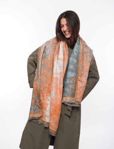 Cette image contient ECHARPE Couleur multicolore chez Joliesse. à 0,00 TND en Tunisie. L'hexa de l'arrière plan est #E7E7E7