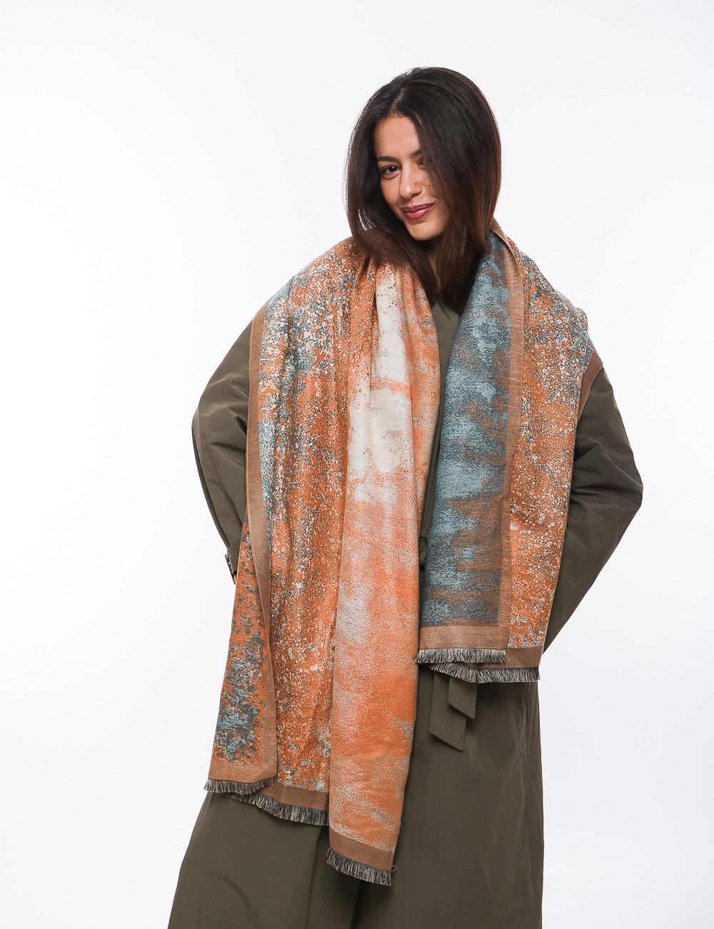 Cette image contient ECHARPE Couleur multicolore chez Joliesse. à 0,00 TND en Tunisie. L'hexa de l'arrière plan est #E7E7E7