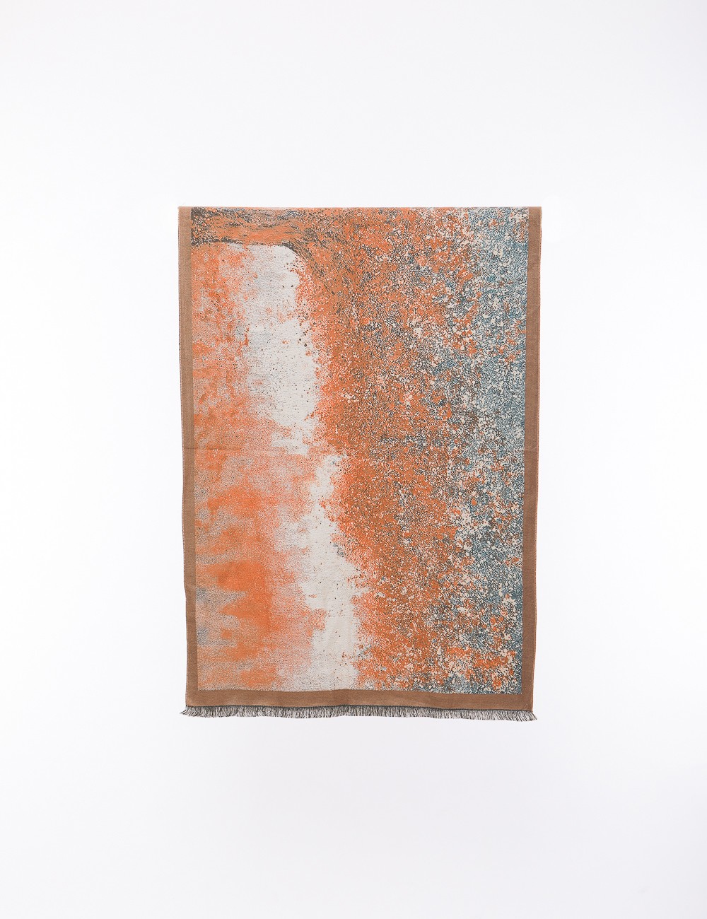 Cette image contient ECHARPE Couleur multicolore chez Joliesse. à 0,00 TND en Tunisie. L'hexa de l'arrière plan est #E7E7E7