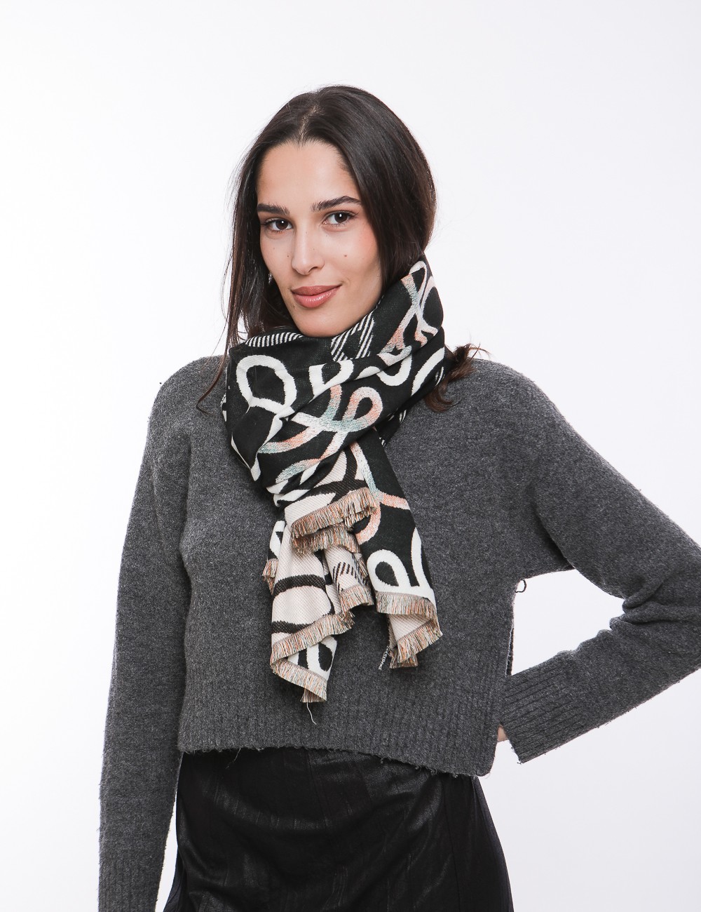 Cette image contient copy of Écharpe graphique chez Joliesse. à 69,99 TND en Tunisie. L'hexa de l'arrière plan est #E7E7E7