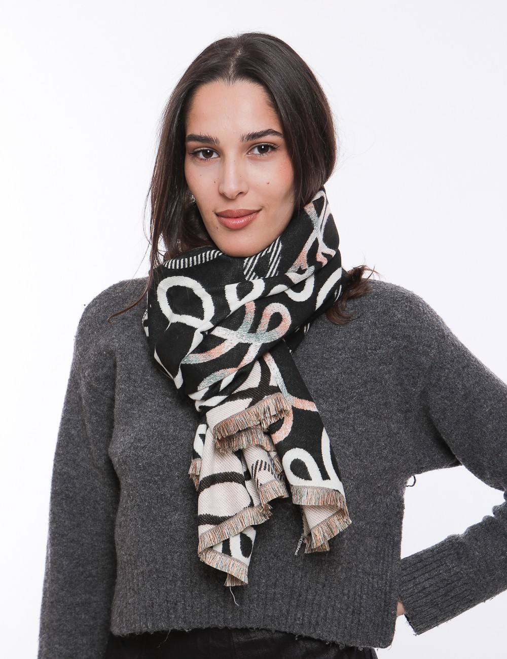Cette image contient copy of Écharpe graphique chez Joliesse. à 69,99 TND en Tunisie. L'hexa de l'arrière plan est #E7E7E7