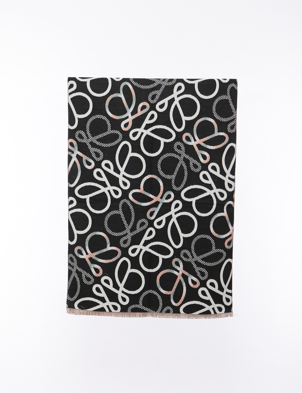 Cette image contient copy of Écharpe graphique chez Joliesse. à 69,99 TND en Tunisie. L'hexa de l'arrière plan est #E7E7E7