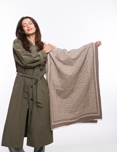 Cette image contient écharpe à motif géométrique chez Joliesse. à 64,99 TND en Tunisie. L'hexa de l'arrière plan est #E7E7E7