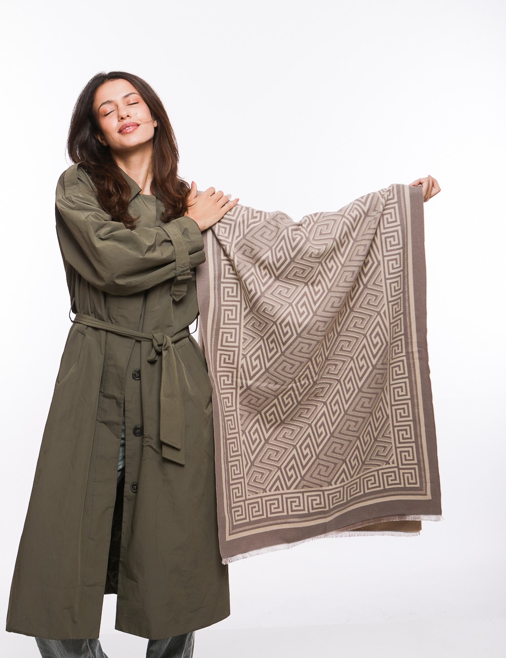 Cette image contient écharpe à motif géométrique chez Joliesse. à 64,99 TND en Tunisie. L'hexa de l'arrière plan est #E7E7E7