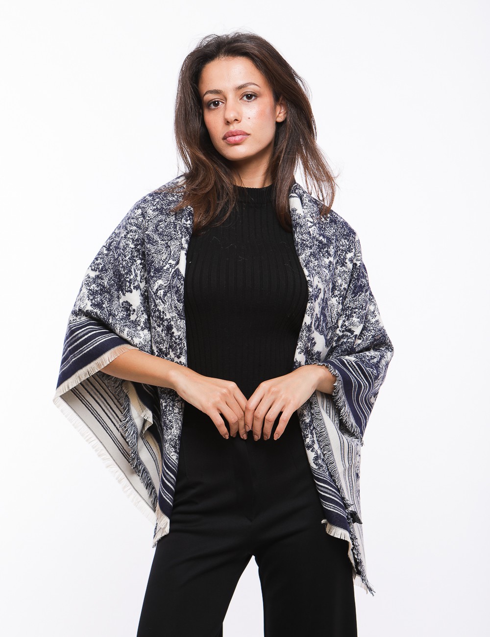 Cette image contient Écharpe Minuit chez Joliesse. à 89,99 TND en Tunisie. L'hexa de l'arrière plan est #E7E7E7