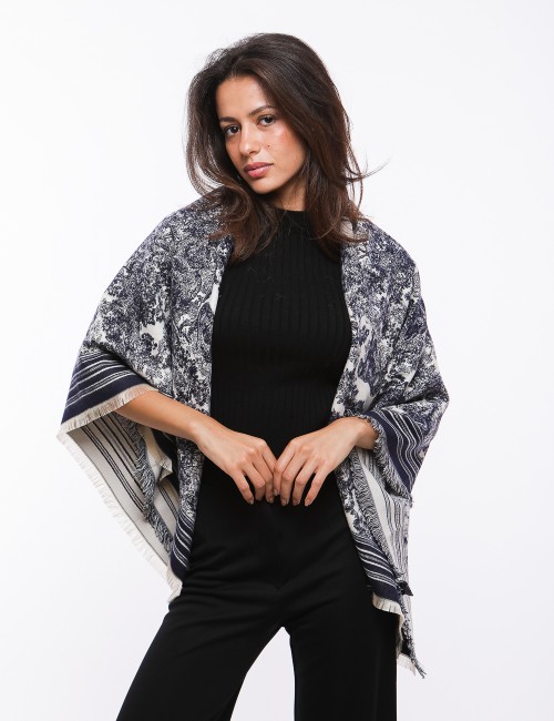 Cette image contient Écharpe Minuit chez Joliesse. à 89,99 TND en Tunisie. L'hexa de l'arrière plan est #E7E7E7