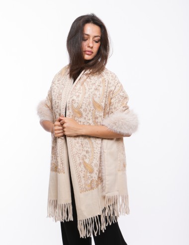 Cette image contient Cape écharpe imprimé chez Joliesse. à 159,99 TND en Tunisie. L'hexa de l'arrière plan est #E7E7E7