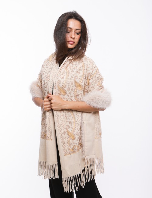 Cette image contient Cape écharpe imprimé chez Joliesse. à 159,99 TND en Tunisie. L'hexa de l'arrière plan est #E7E7E7