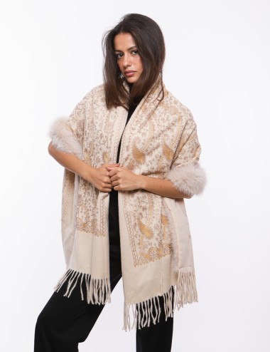 Cette image contient Cape écharpe imprimé chez Joliesse. à 159,99 TND en Tunisie. L'hexa de l'arrière plan est #E7E7E7