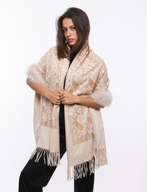 Cette image contient Cape écharpe imprimé chez Joliesse. à 159,99 TND en Tunisie. L'hexa de l'arrière plan est #E7E7E7