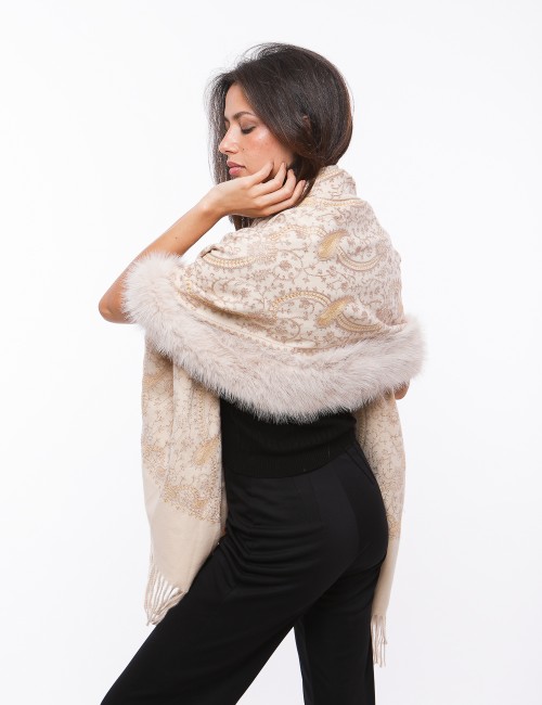 Cette image contient Cape écharpe imprimé chez Joliesse. à 159,99 TND en Tunisie. L'hexa de l'arrière plan est #E7E7E7