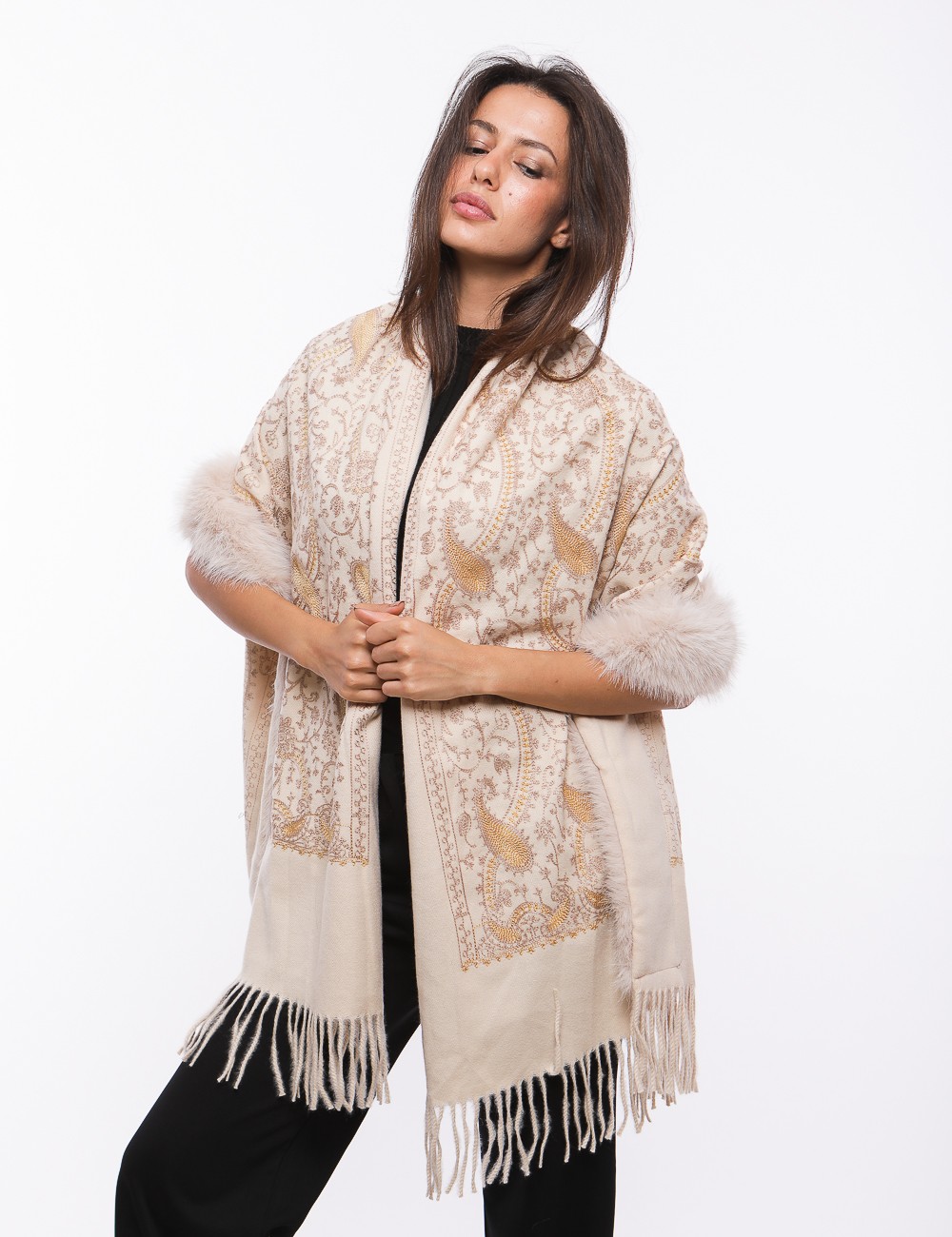 Cette image contient Cape écharpe imprimé chez Joliesse. à 159,99 TND en Tunisie. L'hexa de l'arrière plan est #E7E7E7