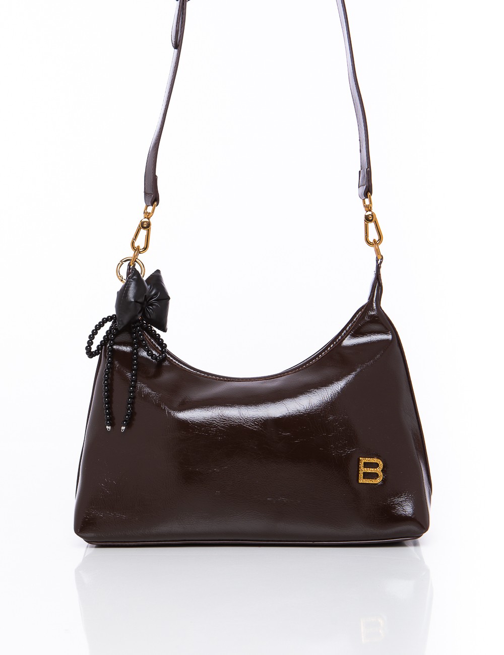 Cette image contient Sac à Main Chocolat Verni et noir chez Joliesse. à 149,99 TND en Tunisie. L'hexa de l'arrière plan est #E7E