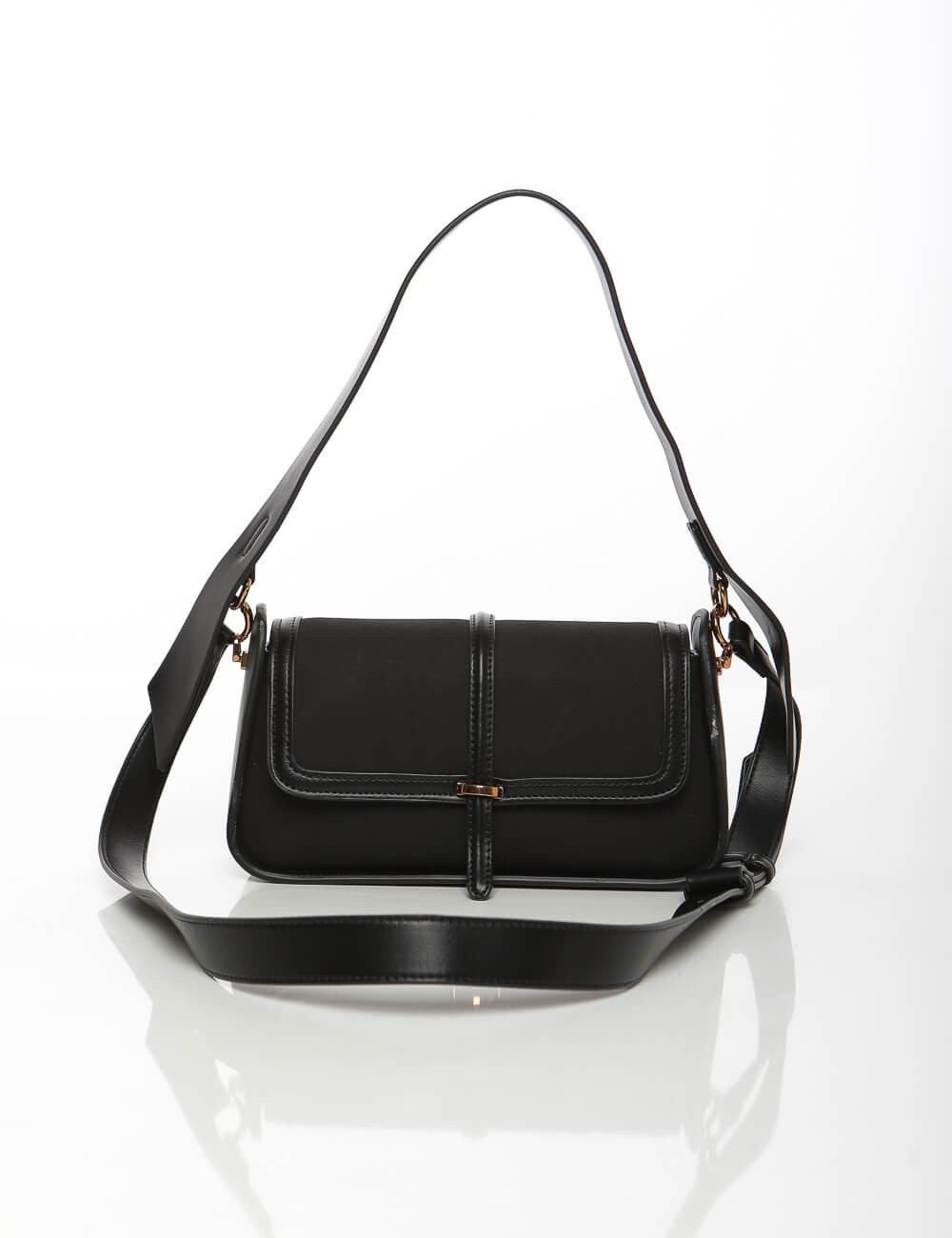 Cette image contient Sac Baguette Noir Bi-Matière chez Joliesse. à 129,99 TND en Tunisie. L'hexa de l'arrière plan est #E7E7E7