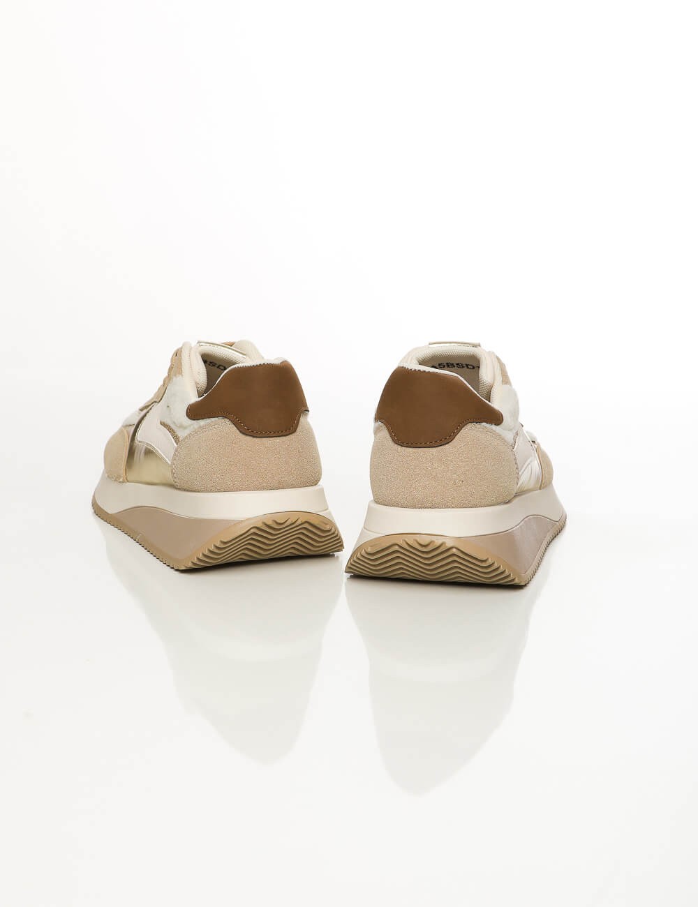 Cette image contient Baskets Plateformes Beige et Doré chez Joliesse. à 89,99 TND en Tunisie. L'hexa de l'arrière plan est #E7E7