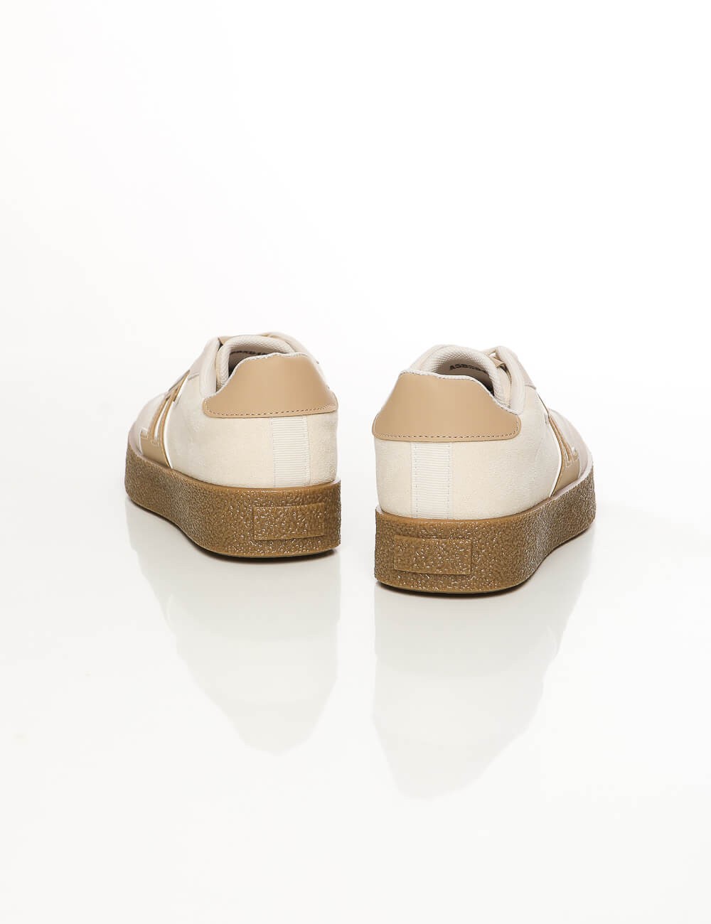 Cette image contient Baskets Basses Multi-Textures Design Rétro chez Joliesse. à 89,99 TND en Tunisie. L'hexa de l'arrière plan 