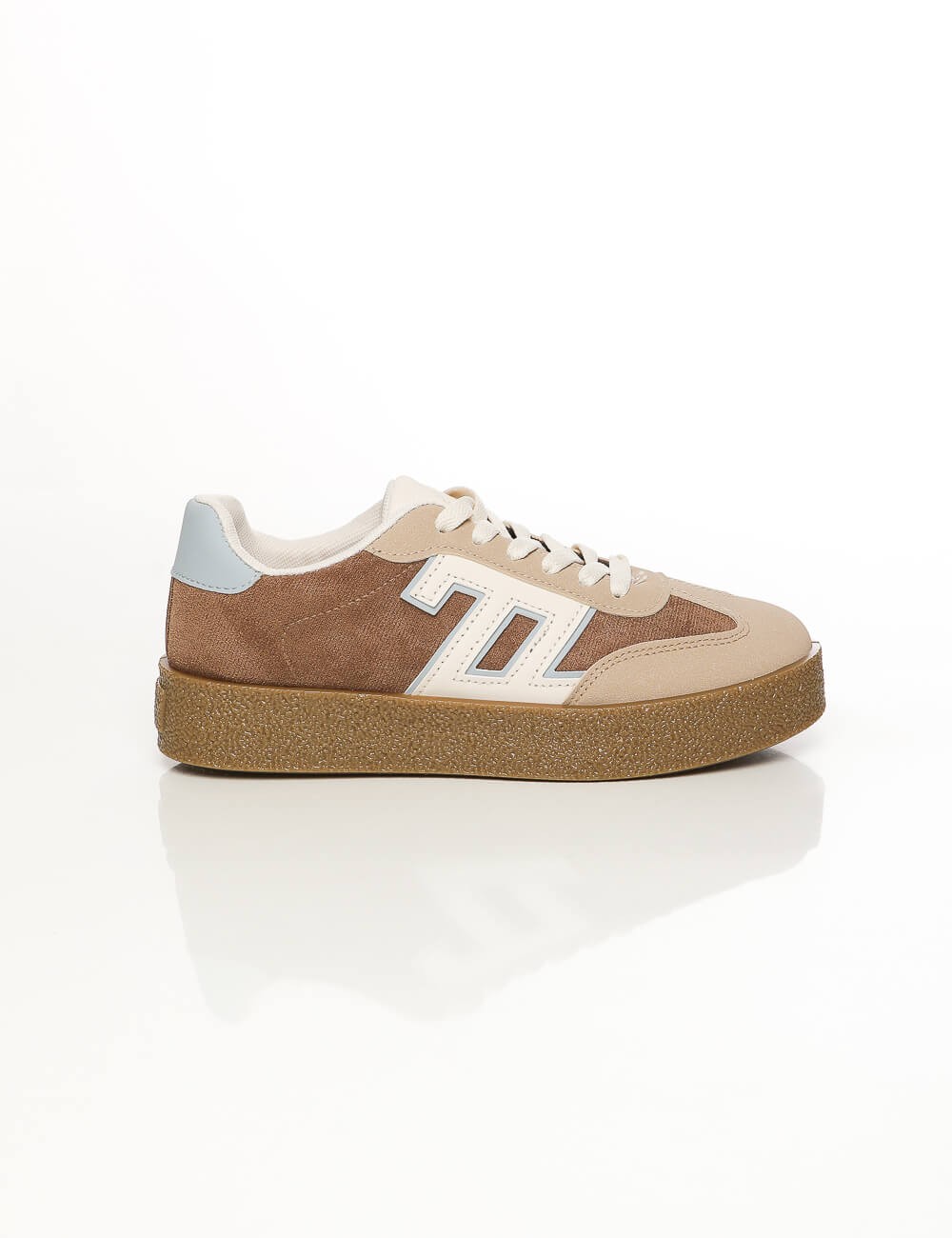 Cette image contient Baskets Basses Multi-Textures Design Rétro chez Joliesse. à 89,99 TND en Tunisie. L'hexa de l'arrière plan 