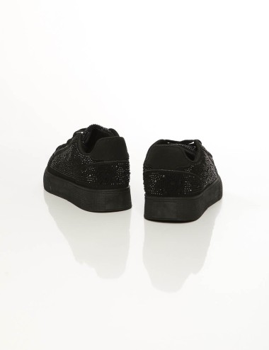 Cette image contient Baskets Basses à Strass chez Joliesse. à 89,99 TND en Tunisie. L'hexa de l'arrière plan est #E7E7E7