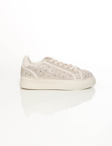 Cette image contient Baskets Basses à Strass chez Joliesse. à 89,99 TND en Tunisie. L'hexa de l'arrière plan est #E7E7E7