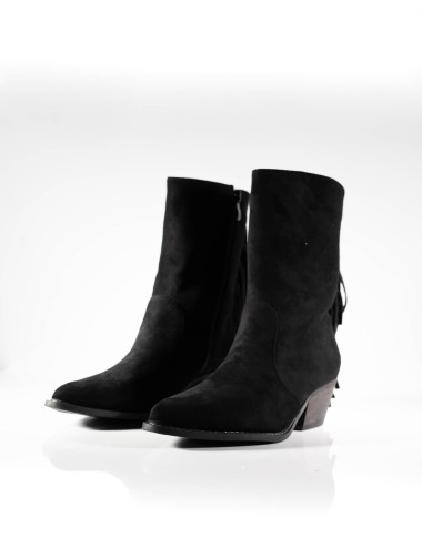 Cette image contient Bottines à Franges Western en Daim chez Joliesse. à 179,99 TND en Tunisie. L'hexa de l'arrière plan est #E7