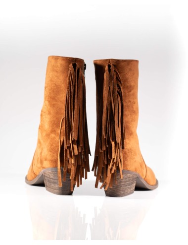 Cette image contient Bottines à Franges Western en Daim chez Joliesse. à 179,99 TND en Tunisie. L'hexa de l'arrière plan est #E7