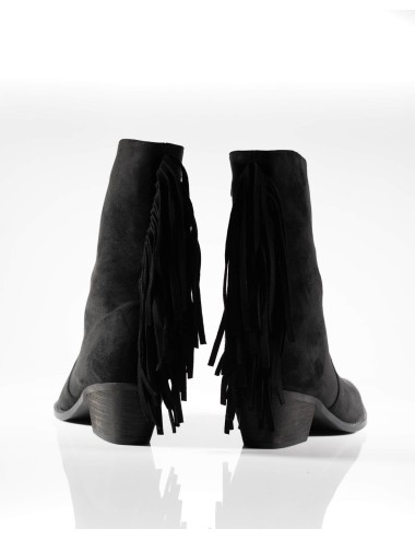 Cette image contient Bottines à Franges Western en Daim chez Joliesse. à 179,99 TND en Tunisie. L'hexa de l'arrière plan est #E7