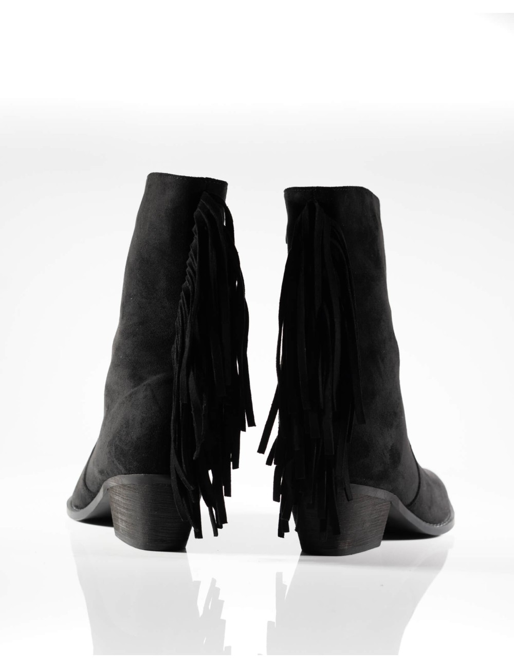 Cette image contient Bottines à Franges Western en Daim chez Joliesse. à 179,99 TND en Tunisie. L'hexa de l'arrière plan est #E7