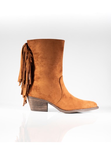 Cette image contient Bottines à Franges Western en Daim chez Joliesse. à 179,99 TND en Tunisie. L'hexa de l'arrière plan est #E7