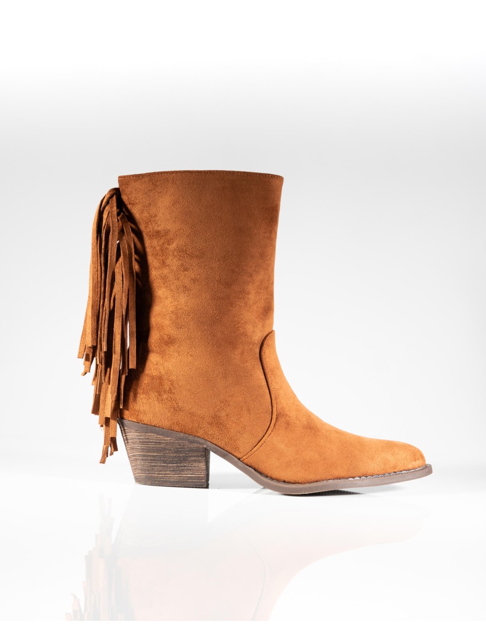 Cette image contient Bottines à Franges Western en Daim chez Joliesse. à 179,99 TND en Tunisie. L'hexa de l'arrière plan est #E7