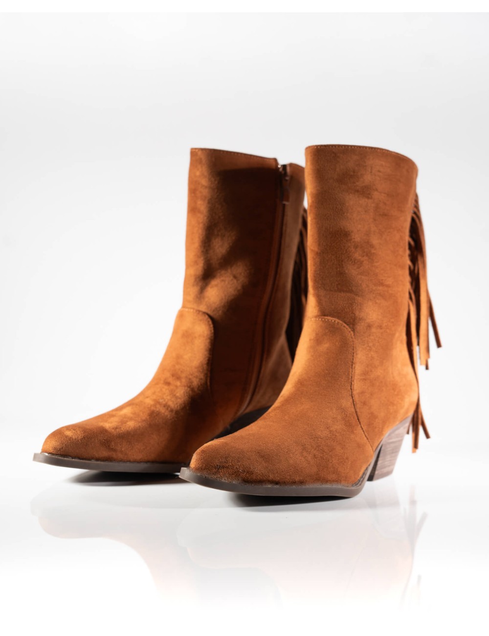 Cette image contient Bottines à Franges Western en Daim chez Joliesse. à 179,99 TND en Tunisie. L'hexa de l'arrière plan est #E7