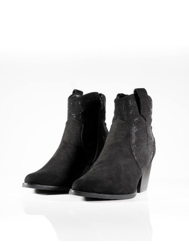 Cette image contient Bottines Western en Daim Noir à Détails Perforés chez Joliesse. à 179,99 TND en Tunisie. L'hexa de l'arrièr