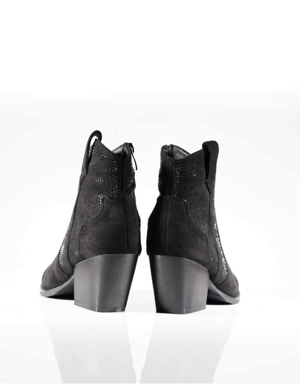 Cette image contient Bottines Western en Daim Noir à Détails Perforés chez Joliesse. à 179,99 TND en Tunisie. L'hexa de l'arrièr