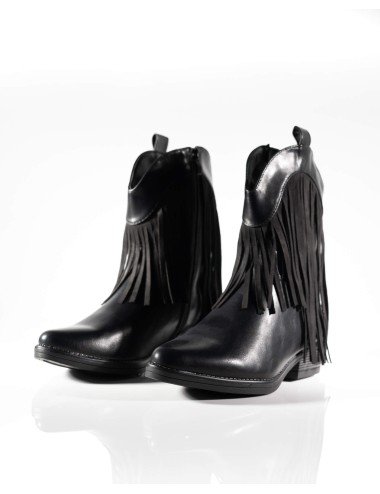 Cette image contient Bottines Style Western Noires à Franges chez Joliesse. à 179,99 TND en Tunisie. L'hexa de l'arrière plan es