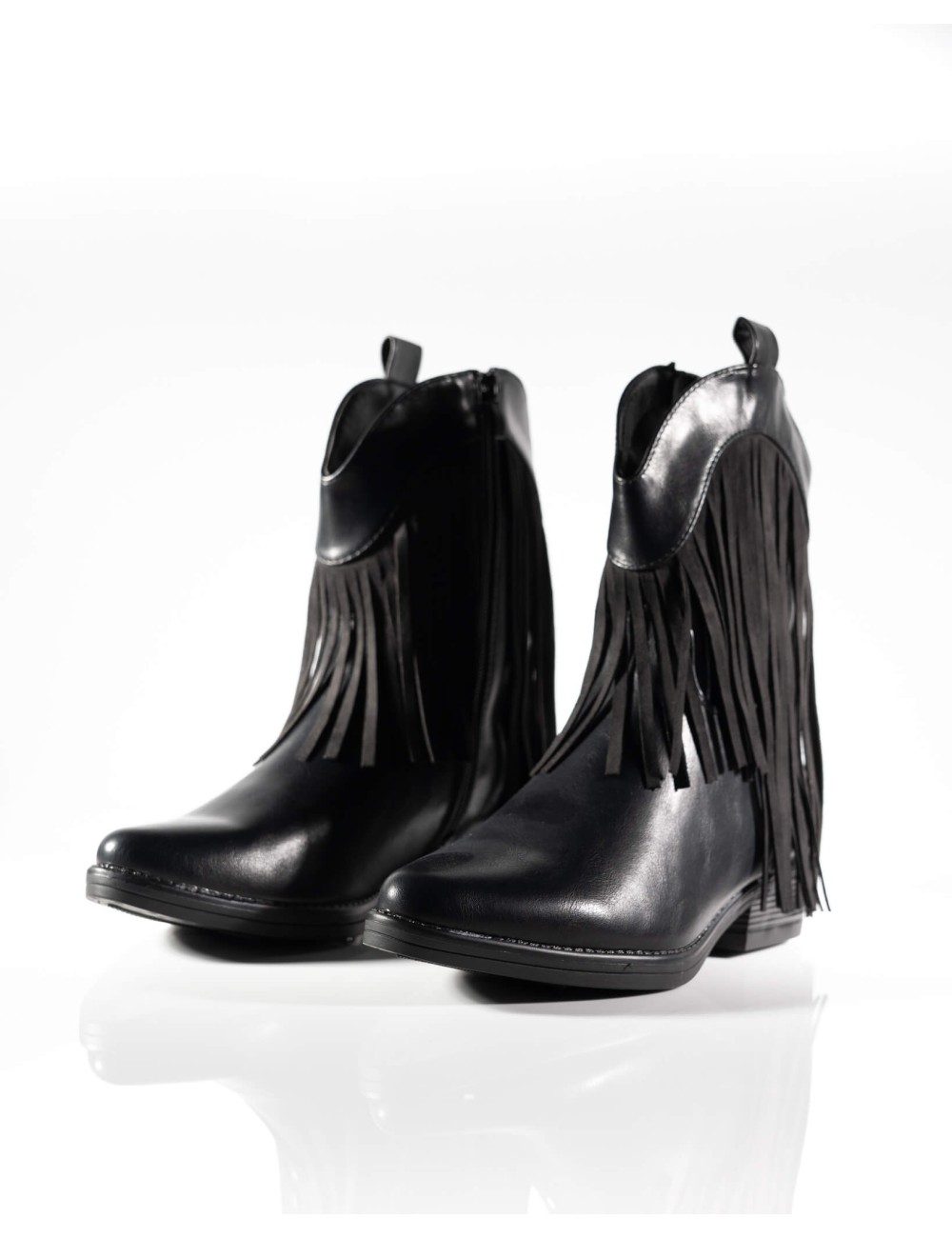 Cette image contient Bottines Style Western Noires à Franges chez Joliesse. à 179,99 TND en Tunisie. L'hexa de l'arrière plan es