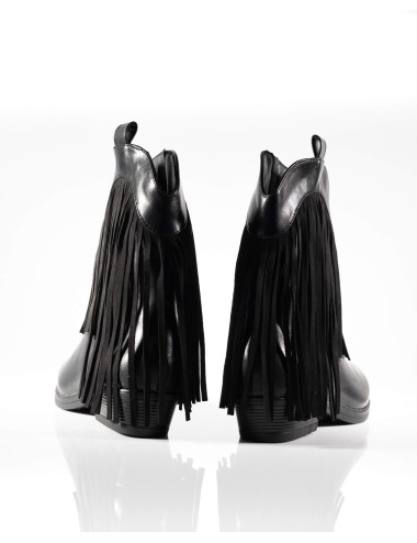Cette image contient Bottines Style Western Noires à Franges chez Joliesse. à 179,99 TND en Tunisie. L'hexa de l'arrière plan es