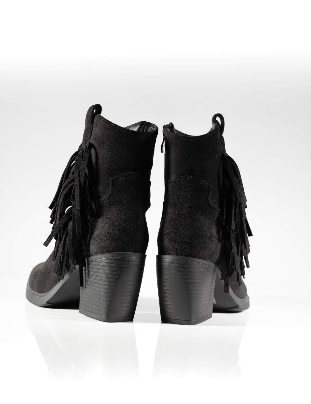 Cette image contient Bottines à Franges en Suédine Noire chez Joliesse. à 179,99 TND en Tunisie. L'hexa de l'arrière plan est #E