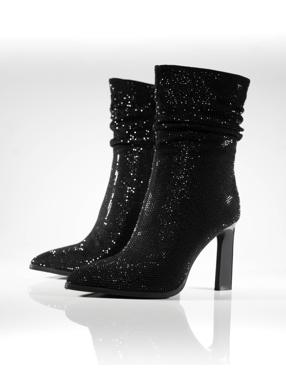 Cette image contient Bottines Glowy à Strass Noires chez Joliesse. à 259,99 TND en Tunisie. L'hexa de l'arrière plan est #E7E7E7