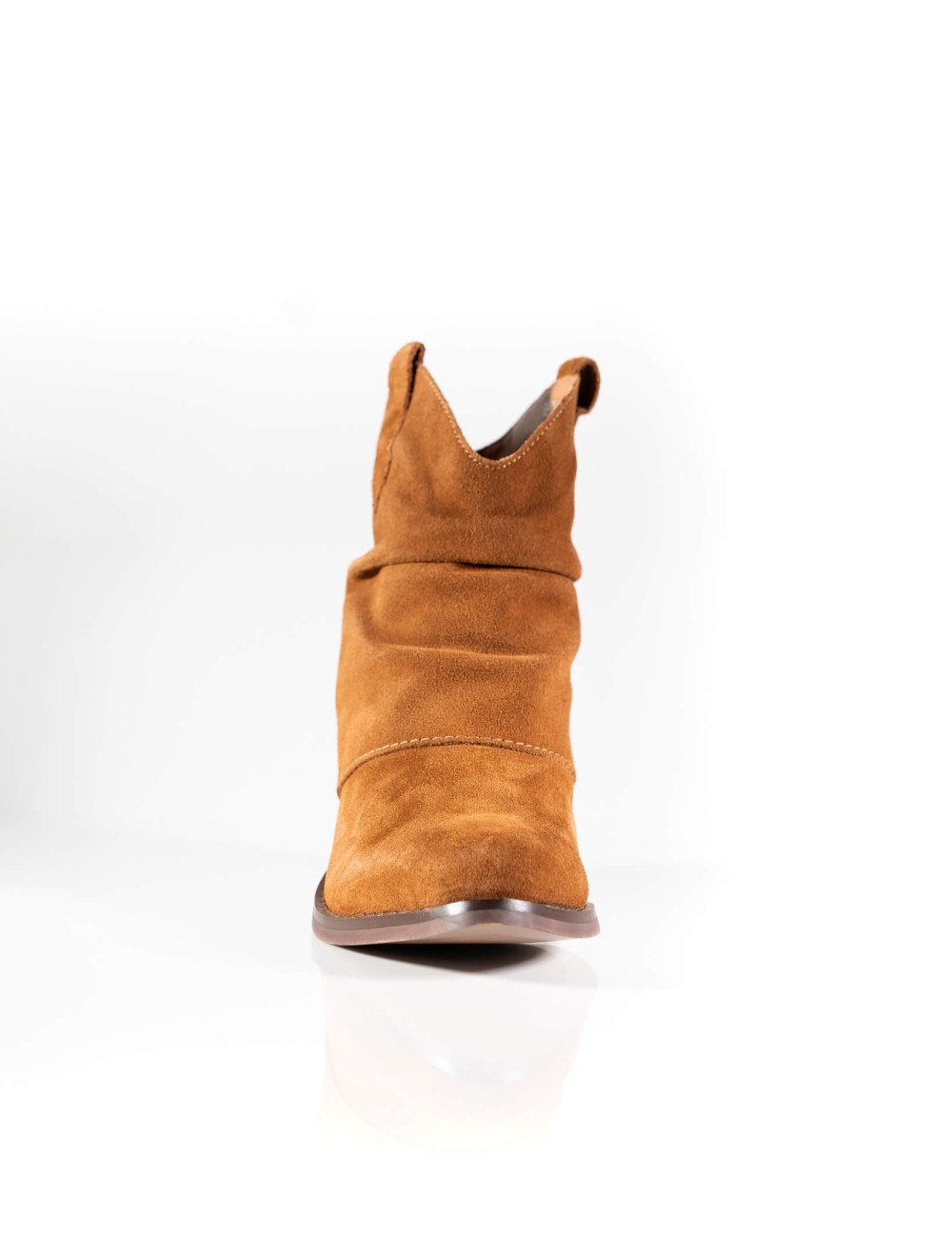 Cette image contient Bottines Western en Daim à Revers chez Joliesse. à 189,99 TND en Tunisie. L'hexa de l'arrière plan est #E7E