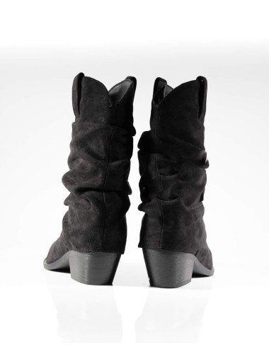 Cette image contient Bottines Plissées Noire chez Joliesse. à 179,99 TND en Tunisie. L'hexa de l'arrière plan est #E7E7E7