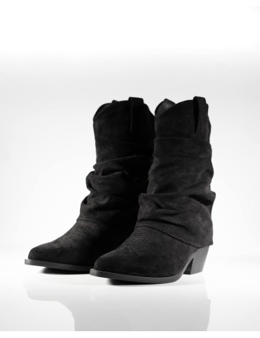 Cette image contient Bottines Plissées Noire chez Joliesse. à 179,99 TND en Tunisie. L'hexa de l'arrière plan est #E7E7E7