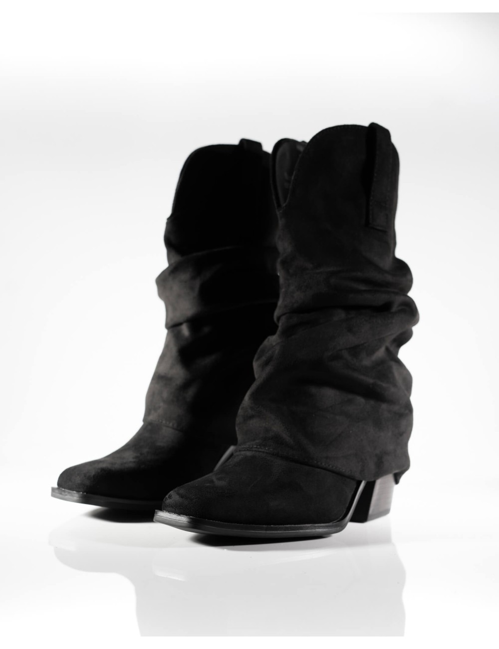 Cette image contient Bottine Cowboy à Tige Plissée chez Joliesse. à 179,99 TND en Tunisie. L'hexa de l'arrière plan est #E7E7E7