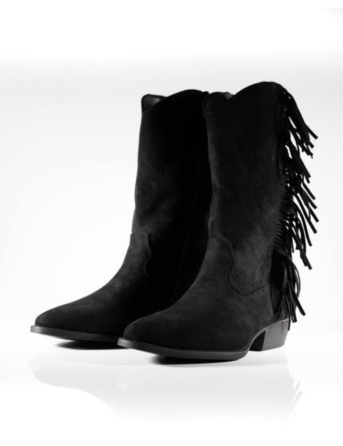 Cette image contient Bottes Cowboy en Daim avec Franges chez Joliesse. à 179,99 TND en Tunisie. L'hexa de l'arrière plan est #E7