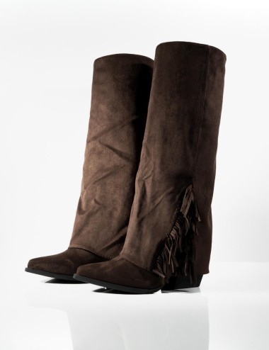 Cette image contient Botte Haute en Daim avec Franges chez Joliesse. à 199,99 TND en Tunisie. L'hexa de l'arrière plan est #E7E7